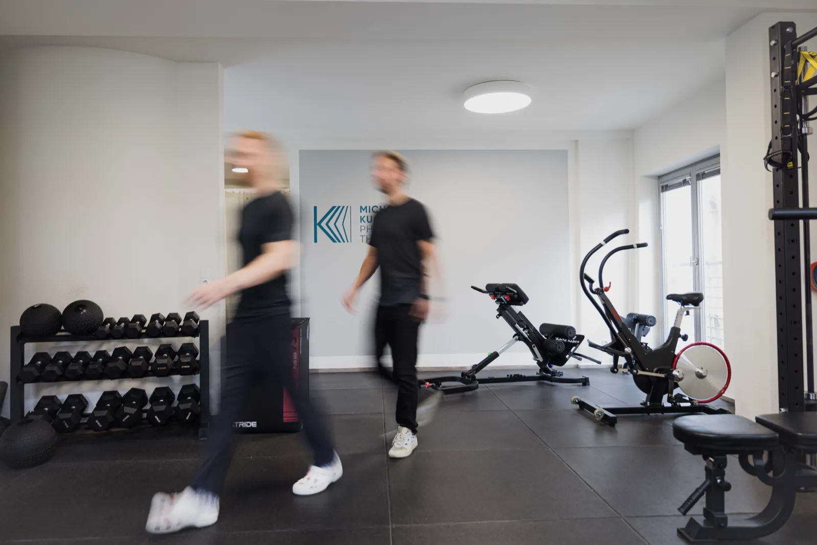 Michael Kuch und Len van den Berg gehen über die Trainingsfläche der Praxis